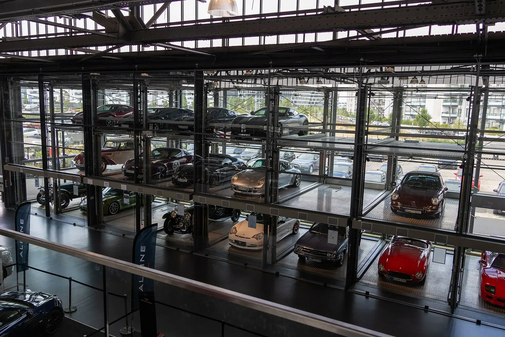 MotorWorld Köln — Innenansicht des Fahrzeug-Turms